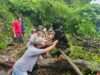 Bhabinkamtibmas Desa Sekongkang Atas Laksanakan Gotong Royong Perbaikan Saluran Irigasi yang Jebol