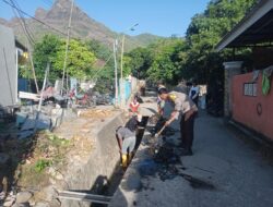 Peduli Lingkungan, Bhabinkamtibmas Desa Ai Suning Turut Gotong Royong Bersihkan Irigasi