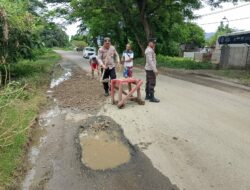 Demi Keselamatan Pengguna Jalan, Polsek Maluk Lakukan Penimbunan Jalan Berlubang