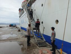 Polsek Kawasan Pelabuhan Laut Bima Amankan Embarkasi/Debarkasi KM. Lawit di Pelabuhan Bima