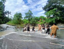 Polsek Sekongkang  Evakuasi Motor Hanyut Milik Pemancing di derasnya aliran sungai