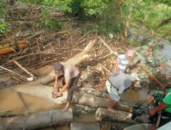 TNI-Polri Di Moyo Hilir Kompak Bersama Masyarakat Gotong Royong Bersihkan Sampah Di Jembatan