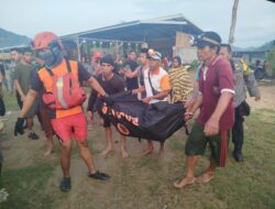 Polres Loteng Bersama Basarnas Evakuasi Mayat di Pantai Are Guling.