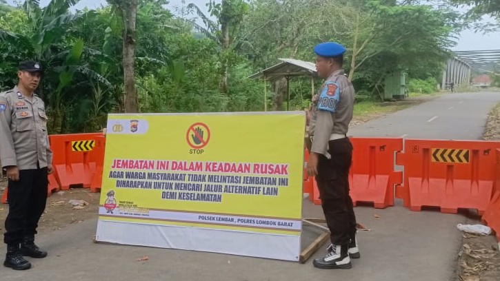 Jembatan Bakong Retak, Polsek Lembar Bertindak Cepat Demi Keselamatan Warga