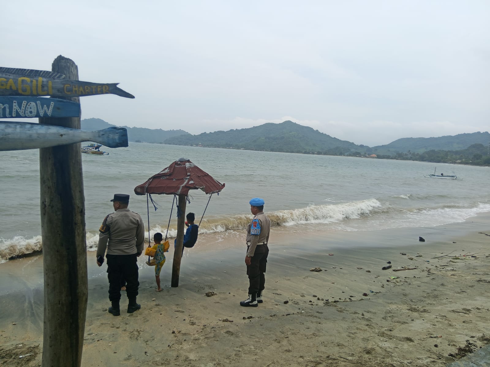 Patroli Polsek Sekotong Amankan Obyek Vital dan Wisata di Tengah Cuaca Ekstrem