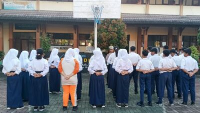 Polisi Sambangi SMPN 1 Gerung, Edukasi Tertib Lalu Lintas Sejak Dini