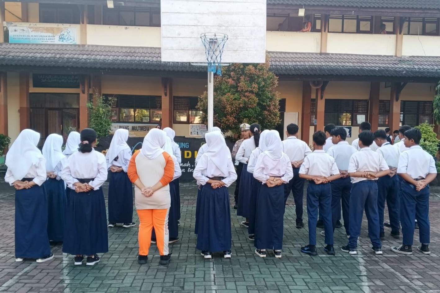 Polisi Sambangi SMPN 1 Gerung, Edukasi Tertib Lalu Lintas Sejak Dini