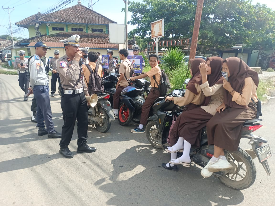 Polsek Lembar Amankan Jembatan Bakong, Himbauan Larangan Melintas Dipasang