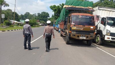 Tertib Parkir Truk di Gerung: Satlantas Polres Lombok Barat Bertindak!