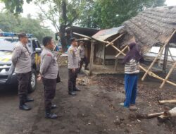 Polsek Kayangan Bersama Warga Bergotong Royong Bersihkan Sisa Puing Akibat Cuaca Ekstrem