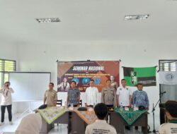 Lombok Utara – Kapolsek Bayan Polres Lombok Utara Polda NTB, IPTU I Wayan Cipta Naya,SH.,M.I.Kom. menghadiri Seminar Nasional Pencegahan Narkoba dan Pernikahan Dini dengan tema “Membangun Generasi Yang Sehat Bebas Narkoba Dan Pernikahan Dini Demi Mewujudkan Generasi Emas 2045” bertempat di SMA N 2 Bayan KLU,Jumat 31/01/2025.   “Ketua Panitia HMI, Hasbullah menyampaikan hal yang perlu kita ketahui bersama yakni, pernikahan dini dapat merugikan anak dalam beberapa aspek, seperti ekonomi, kesehatan (baik mental maupun fisik), pendidikan, serta kebebasan mereka. Menikah di bawah umur rentan terhadap kesehatan reproduksi.  Kegiatan ini bertujuan untuk memberikan pemahaman dan kesadaran masyarakat terhadap bahaya narkoba dan pernikahan dini. Rendahnya pemahaman, mengakibatkan peningkatan pesat penyalahgunaan narkoba, pernikahan dini, Bahaya narkoba, berdampak pada generasi penerus bangsa juga perlu adanya kesadaran baik anak maupun orang tua,”paparnya.  Diwaktu yang sama, Ketua Umum HMI menerangkan tujuan umum kegiatan ini dilaksanakan untuk membangun ideologi adek-adek siswa SMA 2 Bayan untuk tidak menikah dibawah umur dan tidak menggunakan narkoba. Karena kedua permasalahan ini sangat rentan untuk adik – adik, apalagi seusia ini sangat cepat terpengaruh, maka dari itu perlunya sosialisasi/seminar seperti ini untuk menumbuhkan wawasan agar tidak cepat terjerumus oleh kedua permasalahan ini.  Pernikahan dini memiliki dampak buruk bagi kesehatan reproduksi, sehingga sangat memerlukan kematangan, kedewasaan baik mental maupun fisik, dan adanya pemahaman yang siap sebelum menjalani pernikahan. Kegiatan ini dilaksanakan untuk memberikan edukasi kepada adik-adik yang berada di SMAN 2 bayan tentang upaya pencegahan penyalahgunaan narkoba terhadap generasi penerus bangsa, juga sangat ditekankan pentingnya kesadaran dan kepedulian orang tua terhadap anak. Sosialisasi ini dilakukan dengan metode pemaparan materi, diskusi dan tanya jawab,”terangnya.  Kepala Sekolah SMAN 2 Bayan Muna’am, S.Pd, mengucapkan terimakasih kepada HMI dan Undikma yang telah memilih SMAN 2 Bayan sebagai tempat melaksanakan kegiatan ini, karena kegiatan ini sangat penting untuk anak – anak didik kita sebagai calon generasi emas. Khususnya dibayan, memang pernikahan dini ini sangat sering terjadi, karena saya liat kurang selektif menggunakan hp dan kurangnya pengawasan dari orang tua.  Terkait narkoba saat ini sangat marak, saya harapkan kepada anak-anak berhati-hati dalam bergaul, selektif menggunakan medsos, agar nantinya apa yang disampaikan oleh narasumber agar diperhatikan, di tanyakan agar kalian tau apa resikonya apabila menggunakan narkoba,”jelasnya.  Kapolsek Bayan IPTU I Wayan Cipta Naya,SH , menjelaskan, ditengah kesibukan kita semua, kita bisa hadir dalam kegiatan ini dalam keadaan sehat, berkaitan dengan kegiatan ini, kami dari Kepolisian Sektor Bayan Polres Lombok Utara Polda NTB, mengapresiasi kegiatan ini, karena ini sangat penting untuk di laksanakan agar di ketahui dampak dari pernikahan dini dan bahaya narkoba oleh adek-adek kita.  Narkoba merupakan musuh bersama, karena kalau kita tidak bisa hadapi secara bersama-sama maka kita akan kalah, karena biasanya penjahat ini selangkah lebih depan, karena narkoba bukan untuk di coba-coba dampak kepada diri kita dan lingkungan kita sangat beresiko,”ujarnya.  Pesan saya untuk anak-anak generasi penerus bangsa terkait narkoba agar di jauhi dan hindari, kemudian untuk pernikahan dini sebelum memiliki penghasilan yang cukup, sebelum memiliki skill jangan coba-coba untuk menikah,” tandasnya