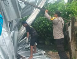 Akibat Angin Kencang, Bhabinkamtibmas Desa Mantun Lakukan Gotong Royong Bersihkan Rumah Warga