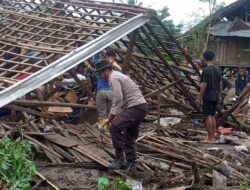 Curah Hujan Tinggi Sebabkan Banjir di Kecamatan Wera, Polsek Wera Sigap Bantu Warga