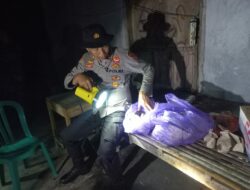 Polsek Wera Bagikan Ratusan Nasi Bungkus kepada Warga Terdampak Banjir