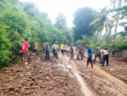 Personel Polsek Ambalawi Gotong Royong Bersihkan Material Banjir Bandang