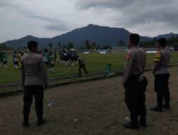 Personel Polsek Taliwang Berikan Pengamanan Liga 3 KSB Football Match Day