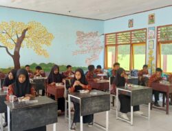 Dukung Program Makan Bergizi Gratis, Polres Sumbawa Barat Bagikan Makanan Sehat Kepada Siswa SD