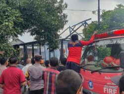 Kebakaran Hanguskan Rumah Panggung di Seteluk Atas, Polsek Seteluk Bersama Damkar dan Masyarakat Lakukan Evakuasi
