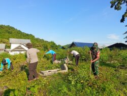 Bhabinkamtibmas Desa Belo Bersama Tiga Pilar dan Masyarakat Bersihkan TPU