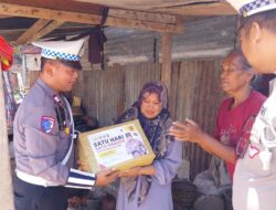 Personel Sat Lantas Polres Sumbawa Gelar Bakti Sosial, Berbagi Kepada Masyarakat Kurang Mampu