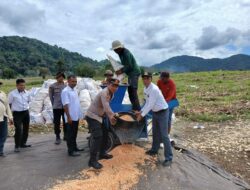 Dukung Program Asta Cita, Polsek Sekongkang Bersama BPP Panen Jagung di Desa Talonang Sumbawa Barat