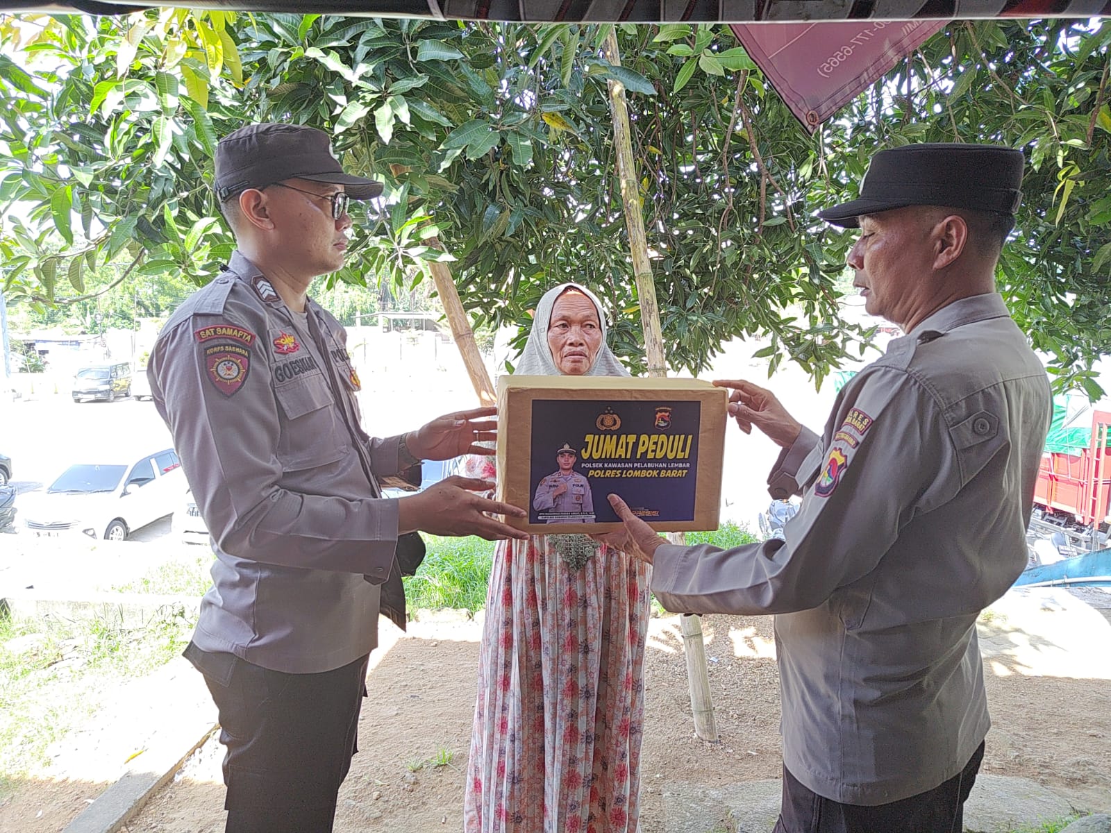 Wujud Kepedulian, Polsek Lembar Kawasan Pelabuhan Lembar Gelar Jumat Peduli