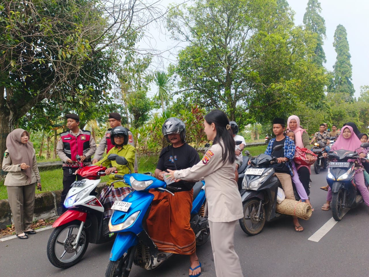 Sinergi Polri dan Masyarakat, Polres Lombok Barat Bagikan Takjil