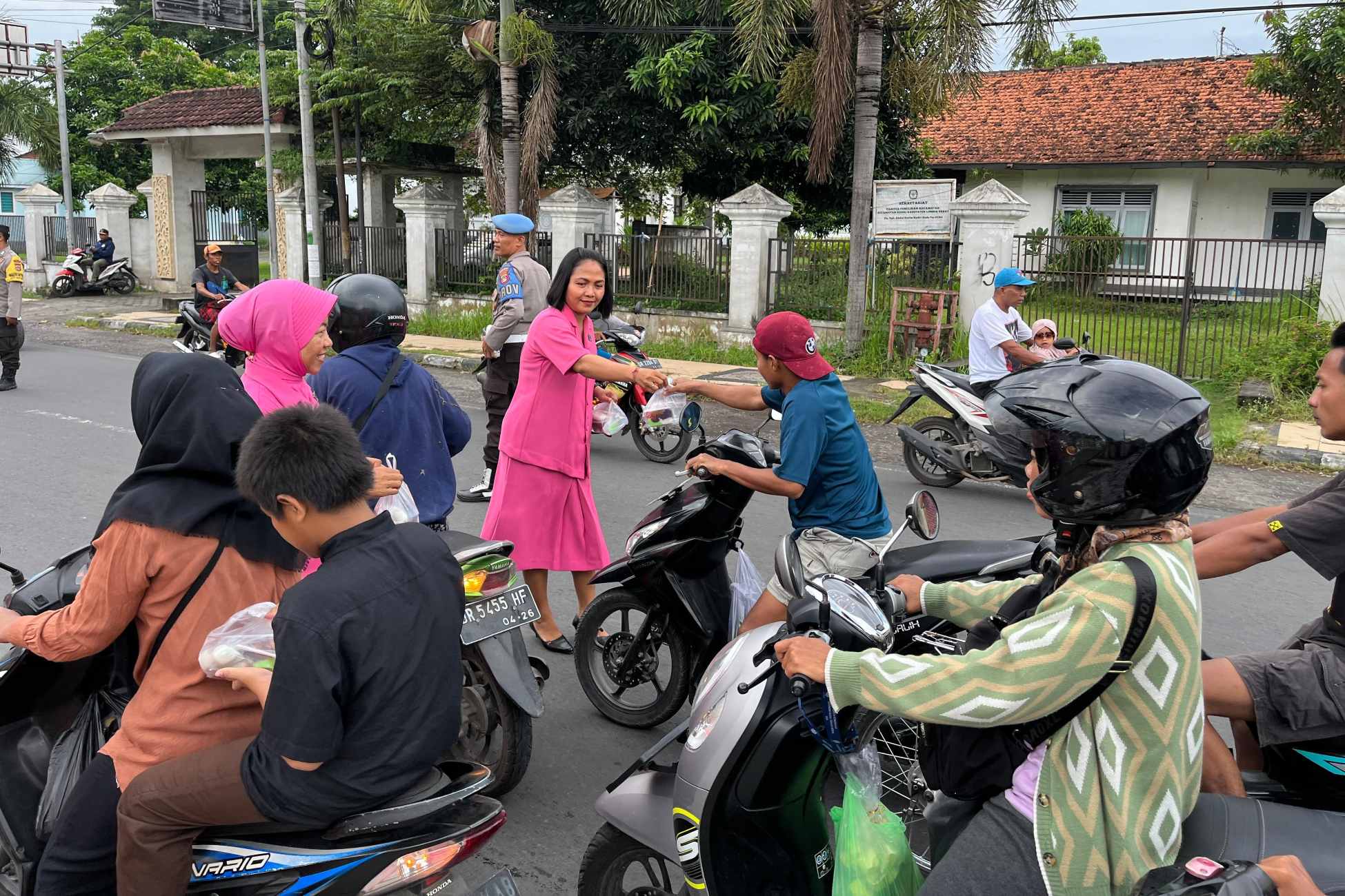 Di Balik Pembagian Takjil Polsek Kediri, Pesan Mendalam Ini Terungkap