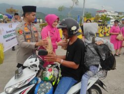 Ramadan Penuh Berkah, Polsek KP3 Lembar Bagi Takjil ke Penumpang