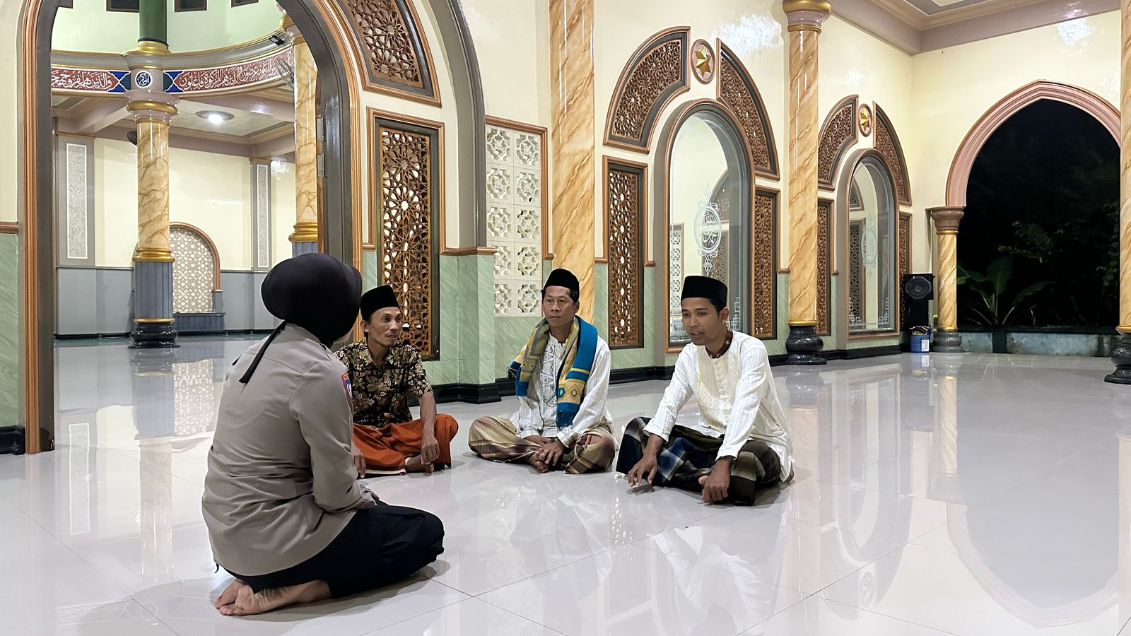 Bhabinkamtibmas Lombok Barat Sapa Warga Beroro, Jaga Kondusifitas Ramadan