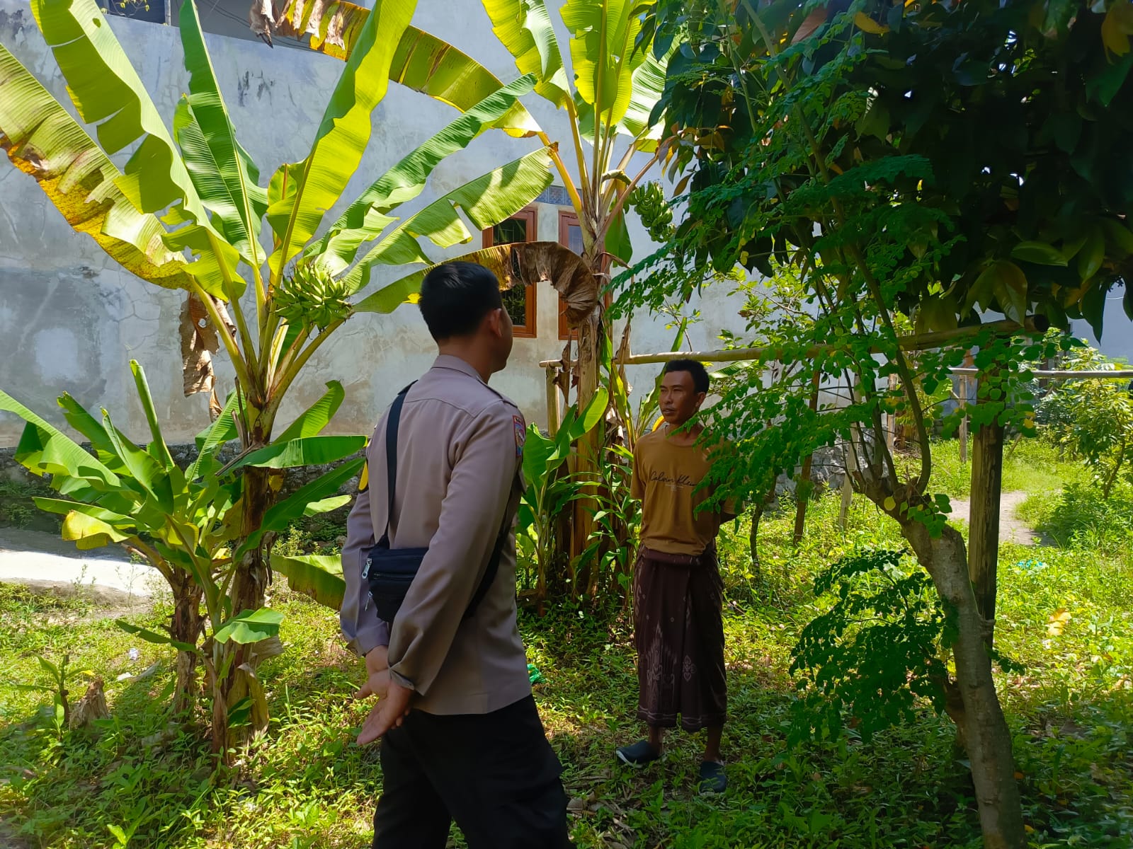 Ketahanan Pangan, Polisi Motivasi Warga Manfaatkan Pekarangan Rumah di Desa Perampuan