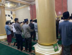 Polsek Sekotong Amankan Lalu Lintas Masjid Saat Tarawih
