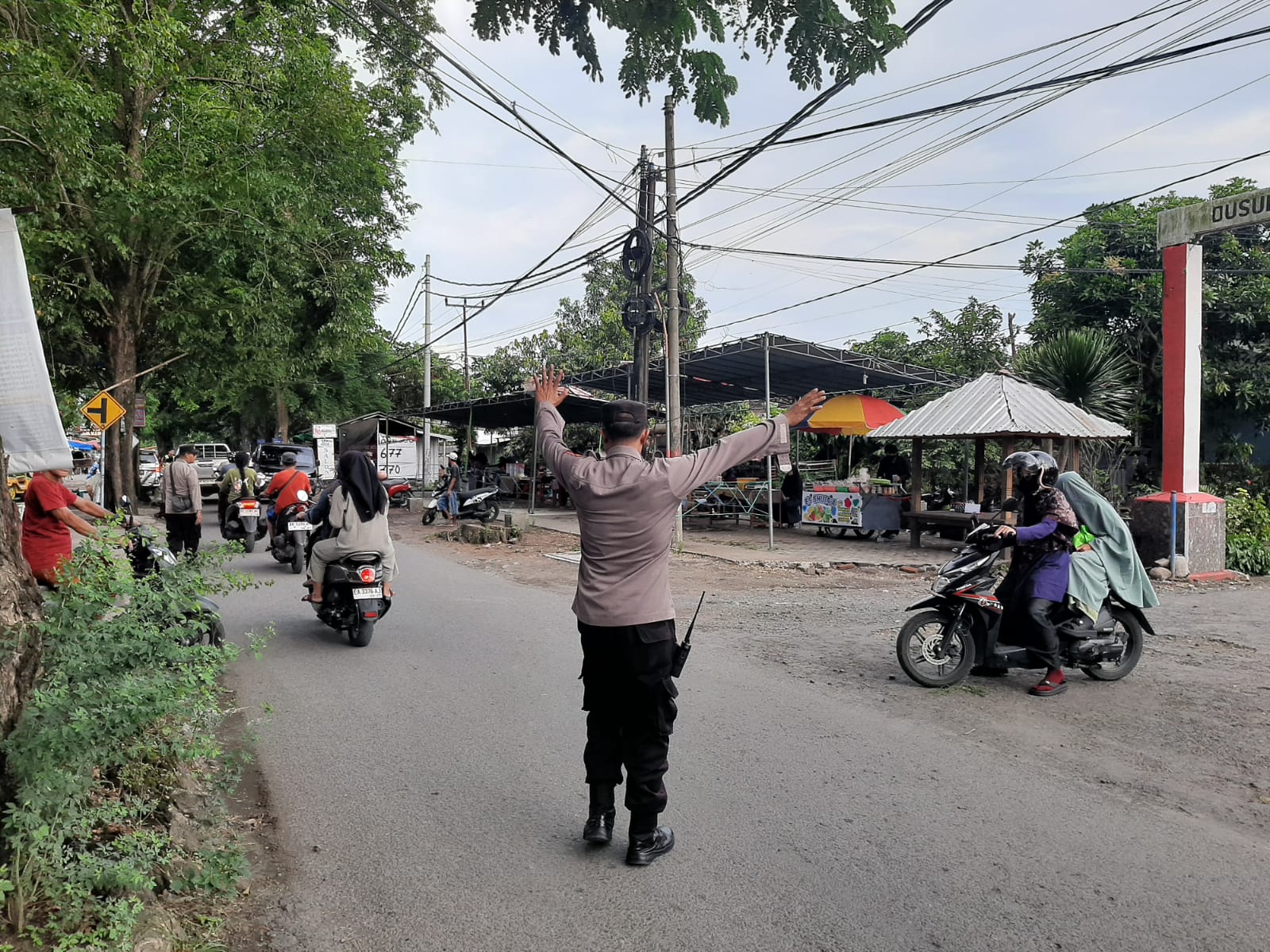 Ngabuburit Lancar! Polisi Atur Lalu Lintas di Labuapi