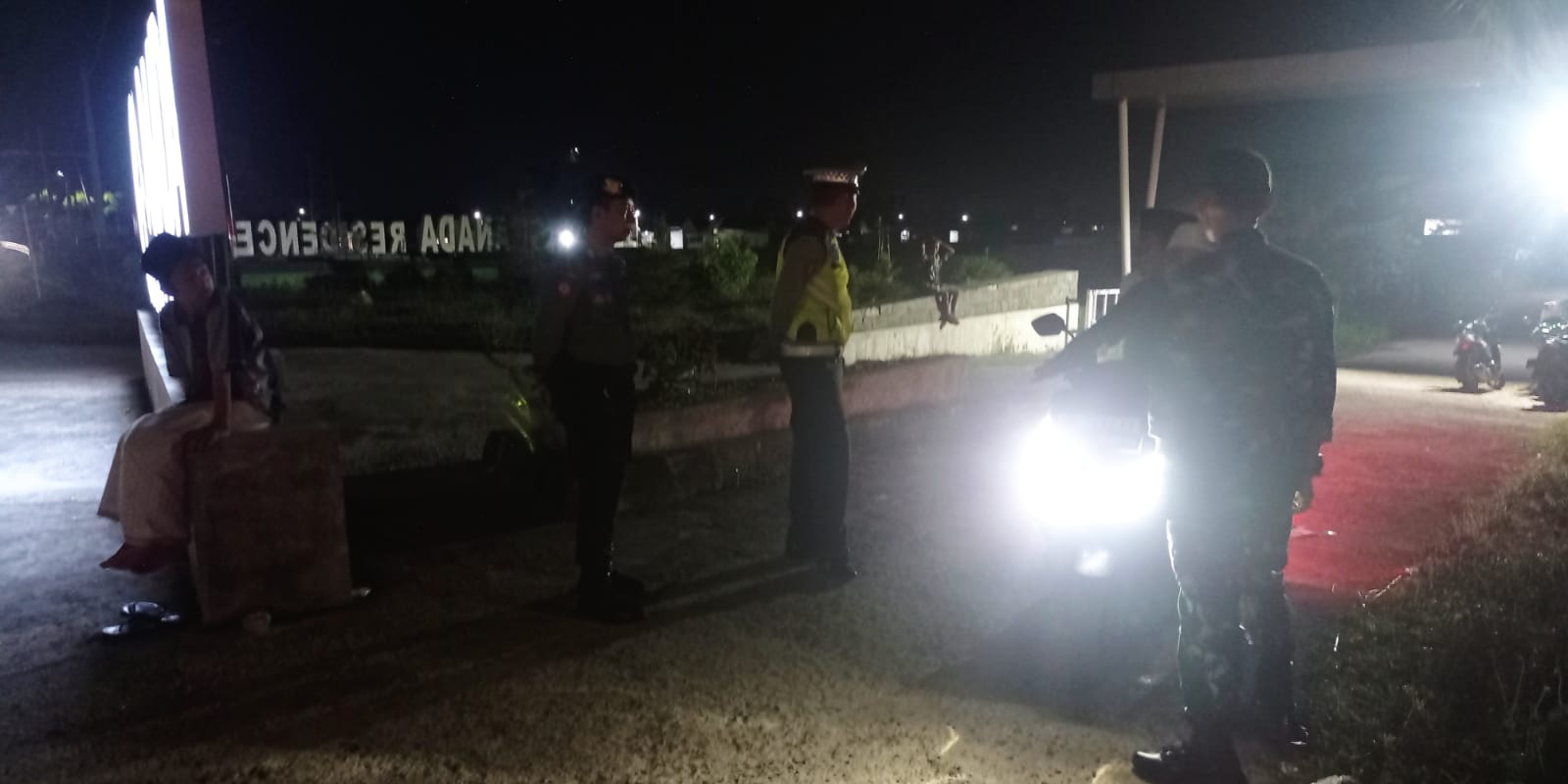 GERUNG, Lombok Barat – Jajaran Kepolisian Resor (Polres) Lombok Barat terus meningkatkan kegiatan patroli malam dalam rangka Operasi Ketupat Rinjani 2025. Langkah ini diambil sebagai upaya preventif untuk mengantisipasi terjadinya balap liar dan potensi gangguan keamanan dan ketertiban masyarakat (kamtibmas) lainnya, terutama di jalur-jalur rawan seperti area Bypass Gerung. Kegiatan patroli intensif ini salah satunya dilaksanakan oleh personel Pos Pengamanan (Pos Pam) Giri Menang Square (GMS) Gerung. Menurut Kepala Pos Pam GMS Gerung, Ipda I Wayan Rudi Hariadi, S.H., kegiatan pengamanan jalur dan patroli rutin dilaksanakan untuk memastikan situasi tetap kondusif selama pelaksanaan Operasi Ketupat Rinjani. "Kami dari Pos Pam GMS Gerung secara rutin melaksanakan patroli, terutama pada malam hari, di sepanjang jalur Bypass 1 dan 2 Gerung," ujar Ipda I Wayan Rudi Hariadi, S.H., saat ditemui di Pos Pam GMS Gerung, Rabu (26/3/2025) malam. "Tujuan utama dari patroli ini adalah untuk mencegah terjadinya aksi balap liar yang sangat meresahkan masyarakat dan juga untuk mengantisipasi potensi tindak kriminalitas atau kejadian menonjol lainnya." Patroli Malam Antisipasi Balap Liar di Bypass Gerung Lebih lanjut, Ipda I Wayan Rudi Hariadi menjelaskan bahwa pada Rabu malam, 26 Maret 2025, sekitar pukul 23.00 WITA hingga selesai, tim patroli dari Pos Pam GMS Gerung yang dipimpin oleh Komandan Regu (Danru) II, Ipda Dodik Hendra, bersama anggota jaga melaksanakan kegiatan patroli di seputaran wilayah pos pam. Sasaran utama dari kegiatan ini adalah jalur Bypass 1 dan 2 Gerung yang memang kerap kali menjadi lokasi favorit bagi para pelaku balap liar. "Tim patroli kami bergerak secara mobile di sepanjang jalur bypass. Selain melakukan pemantauan, kami juga memberikan imbauan kepada para pemuda yang masih berkumpul di pinggir jalan agar tidak melakukan kegiatan yang melanggar hukum, seperti balap liar," terang Ipda I Wayan Rudi Hariadi. "Kami menekankan kepada mereka tentang bahaya balap liar, baik bagi diri sendiri maupun bagi pengguna jalan lainnya." Himbauan Kepada Masyarakat untuk Mendukung Operasi Ketupat Ipda I Wayan Rudi Hariadi juga mengimbau kepada seluruh masyarakat Lombok Barat, khususnya yang berada di wilayah Gerung, untuk turut serta menjaga keamanan dan ketertiban selama pelaksanaan Operasi Ketupat Rinjani 2025. Ia berharap masyarakat dapat memberikan informasi kepada pihak kepolisian jika melihat atau mengetahui adanya potensi gangguan kamtibmas, termasuk aktivitas balap liar. "Kami sangat mengharapkan partisipasi aktif dari masyarakat. Jika ada informasi terkait balap liar atau hal-hal mencurigakan lainnya, jangan ragu untuk menghubungi kami atau kantor polisi terdekat," kata Ipda I Wayan Rudi Hariadi. "Kerja sama antara polisi dan masyarakat sangat penting untuk menciptakan situasi yang aman dan nyaman bagi kita semua, terutama menjelang dan selama Hari Raya Idul Fitri nanti." Situasi Terpantau Aman dan Kondusif Hingga laporan ini diturunkan, Ipda I Wayan Rudi Hariadi memastikan bahwa situasi di wilayah hukum Pos Pam GMS Gerung terpantau aman dan kondusif. Kegiatan patroli akan terus ditingkatkan secara berkala untuk memberikan rasa aman kepada masyarakat dan mencegah terjadinya gangguan kamtibmas. "Alhamdulillah, situasi malam ini aman dan kondusif. Kami akan terus melakukan pemantauan dan patroli secara intensif. Perkembangan kegiatan hari ini akan kami laporkan kembali kepada pimpinan," pungkas Ipda I Wayan Rudi Hariadi. Operasi Ketupat Rinjani 2025 merupakan operasi kepolisian terpusat yang dilaksanakan dalam rangka pengamanan Hari Raya Idul Fitri 1446 Hijriah. Polres Lombok Barat turut serta dalam operasi ini dengan menggelar berbagai kegiatan, mulai dari pengamanan arus mudik dan balik, pengamanan tempat-tempat ibadah dan wisata, hingga pencegahan tindak kriminalitas dan gangguan kamtibmas lainnya. Dengan adanya kegiatan patroli rutin seperti yang dilaksanakan oleh Pos Pam GMS Gerung, diharapkan masyarakat dapat merayakan Hari Raya Idul Fitri dengan aman dan nyaman.