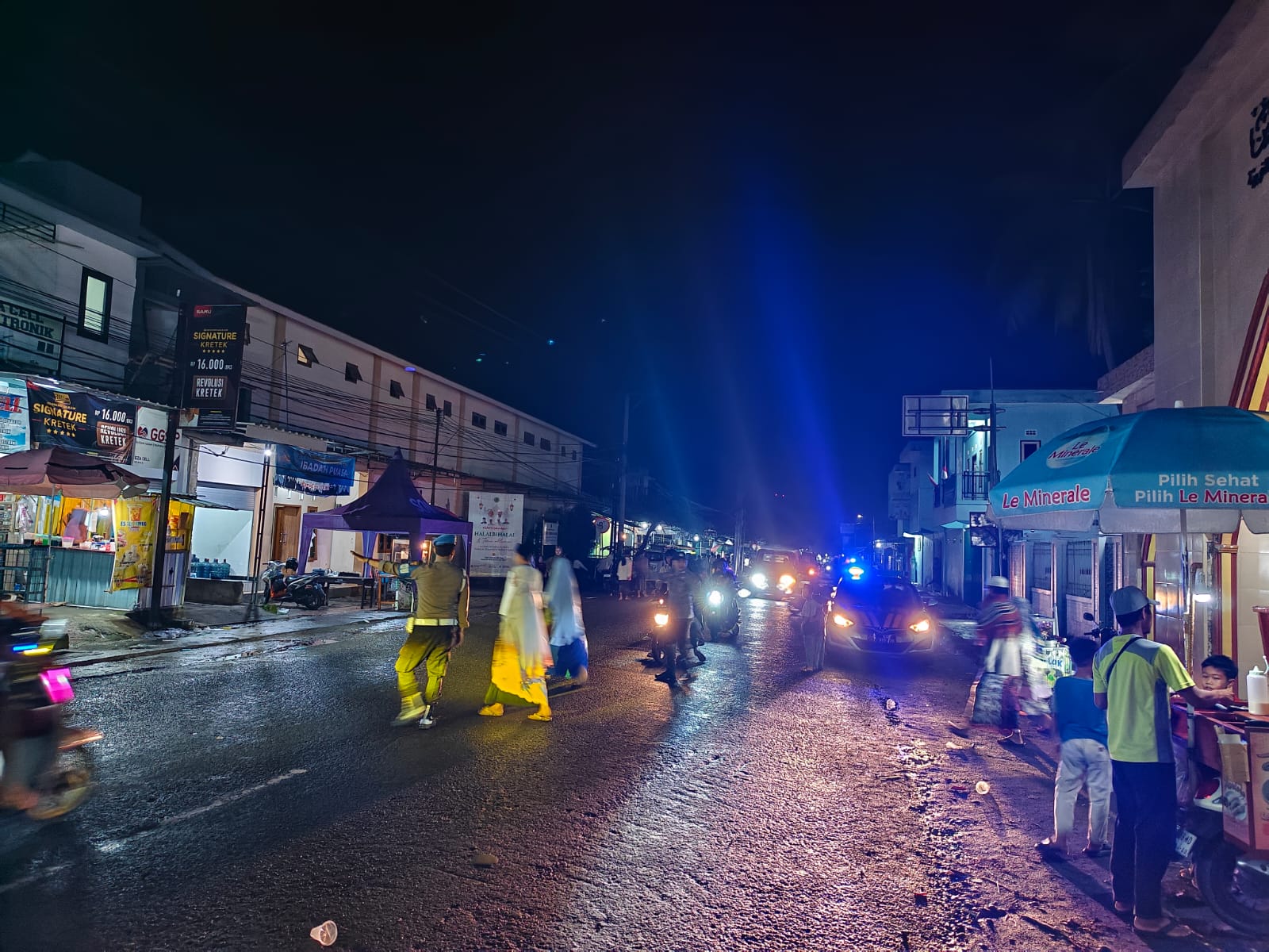 Jamaah Tenang Beribadah, Polsek Kediri Kawal Salat Tarawih Hingga Usai