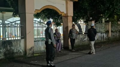 Kelancaran Tarawih di Kuripan: Polisi Atur Lalu Lintas dan Jaga Keamanan