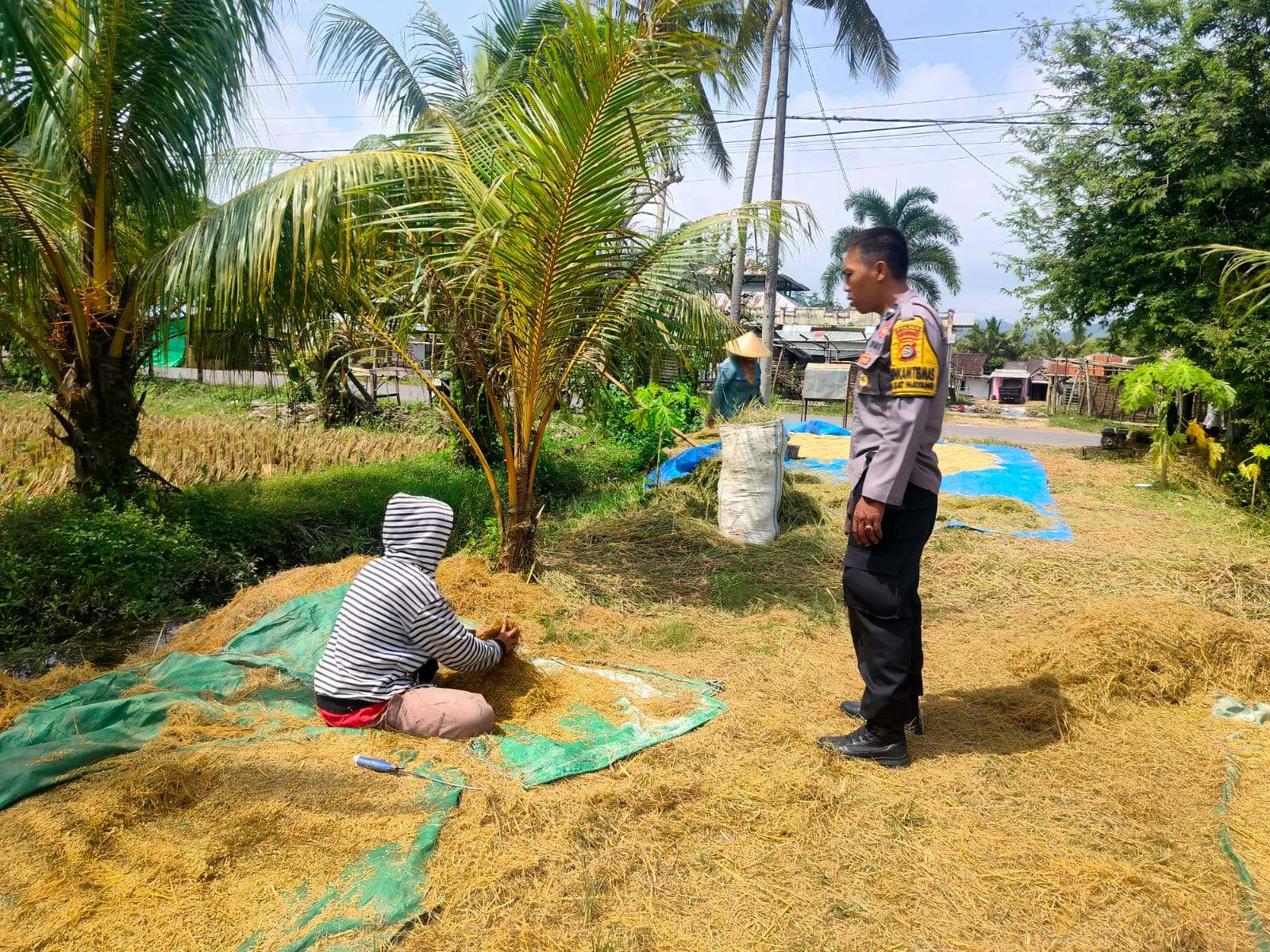 Lombok Barat, NTB – Kapolsek Kediri, AKP Jahyadi Sibawaih, S.H., memimpin langsung kegiatan ibadah Salat Tarawih keliling bersama personel Polsek Kediri di Masjid Kembar Menara Tunggal, Desa Banyumulek, Kecamatan Kediri, Kabupaten Lombok Barat, pada Selasa malam (25/3/2025). Kegiatan ini merupakan bagian dari program Polres Lombok Barat dalam rangka mempererat sinergi antara Polri dan masyarakat menyambut datangnya Bulan Suci Ramadhan 1446 Hijriyah. Kegiatan ibadah yang dimulai pukul 20.00 WITA ini diawali dengan Salat Isya berjamaah, yang kemudian dilanjutkan dengan Salat Tarawih yang dipimpin oleh Ustaz Hardian. Kehadiran anggota kepolisian di tengah-tengah masyarakat ini bertujuan untuk memberikan rasa aman dan nyaman bagi umat Islam yang sedang menjalankan ibadah puasa. Meningkatkan Keamanan dan Kenyamanan Masyarakat Ditemui usai kegiatan, Kapolsek Kediri, AKP Jahyadi Sibawaih, S.H., menyampaikan bahwa kegiatan Tarawih keliling ini merupakan wujud nyata kehadiran Polri di tengah masyarakat, khususnya dalam momen penting seperti Bulan Ramadhan. “Kami dari Polsek Kediri bersama Polres Lombok Barat memiliki program untuk melaksanakan Tarawih keliling di berbagai masjid di wilayah hukum kami. Malam ini, kami berkesempatan untuk melaksanakan ibadah di Masjid Kembar Menara Tunggal Banyumulek. Tujuan utama kami adalah untuk mendekatkan diri dengan masyarakat, memberikan rasa aman dan nyaman saat mereka beribadah, serta mempererat tali silaturahmi,” ujar AKP Jahyadi. Program Sinergi Polri dan Masyarakat Lebih lanjut, AKP Jahyadi menjelaskan bahwa kegiatan ini merupakan implementasi dari program Polres Lombok Barat yang menekankan pentingnya sinergi antara Polri dan masyarakat. Menurutnya, keamanan dan ketertiban masyarakat tidak dapat terwujud tanpa adanya dukungan dan kerjasama yang baik dari seluruh elemen masyarakat. “Kami berharap dengan kehadiran kami di sini, masyarakat merasa lebih tenang dan khusyuk dalam menjalankan ibadah. Selain itu, ini juga menjadi sarana bagi kami untuk mendengar langsung aspirasi dan keluhan dari masyarakat terkait keamanan dan ketertiban di lingkungan mereka,” imbuhnya. Respon Positif dari Masyarakat Kegiatan Tarawih keliling yang dilaksanakan oleh Kapolsek Kediri dan personel Polsek Kediri ini mendapatkan respon positif dari masyarakat Desa Banyumulek. Mereka merasa senang dan mengapresiasi kehadiran pihak kepolisian yang turut serta dalam kegiatan keagamaan. Ustaz Hardian, imam Salat Tarawih pada malam itu, menyampaikan rasa terima kasihnya atas kehadiran Kapolsek dan jajaran Polsek Kediri. Menurutnya, kehadiran polisi dalam kegiatan ibadah ini memberikan dampak positif bagi masyarakat. “Kami sangat berterima kasih atas kehadiran Bapak Kapolsek dan anggota polisi lainnya. Ini menunjukkan bahwa polisi tidak hanya bertugas menjaga keamanan, tetapi juga peduli terhadap kegiatan keagamaan masyarakat. Kami merasa lebih aman dan nyaman dalam menjalankan ibadah,” kata Ustaz Hardian. Kegiatan ibadah Salat Tarawih keliling di Masjid Kembar Menara Tunggal Desa Banyumulek ini berjalan dengan aman dan lancar hingga berakhir pada pukul 21.05 WITA. Diharapkan, kegiatan serupa dapat terus dilaksanakan untuk mempererat hubungan antara Polri dan masyarakat serta menciptakan suasana yang kondusif selama Bulan Suci Ramadhan.