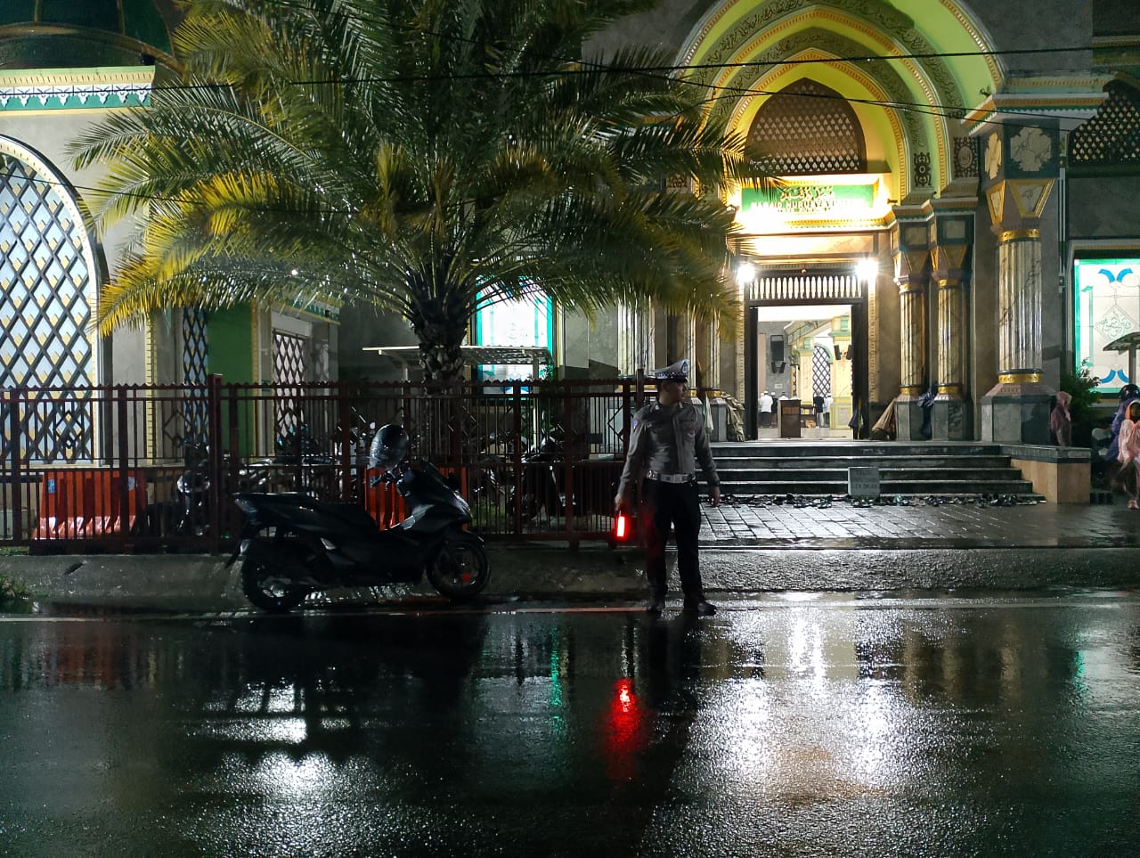 Polisi Siaga Saat Tarawih, Ramadan di Lombok Barat Makin Kondusif