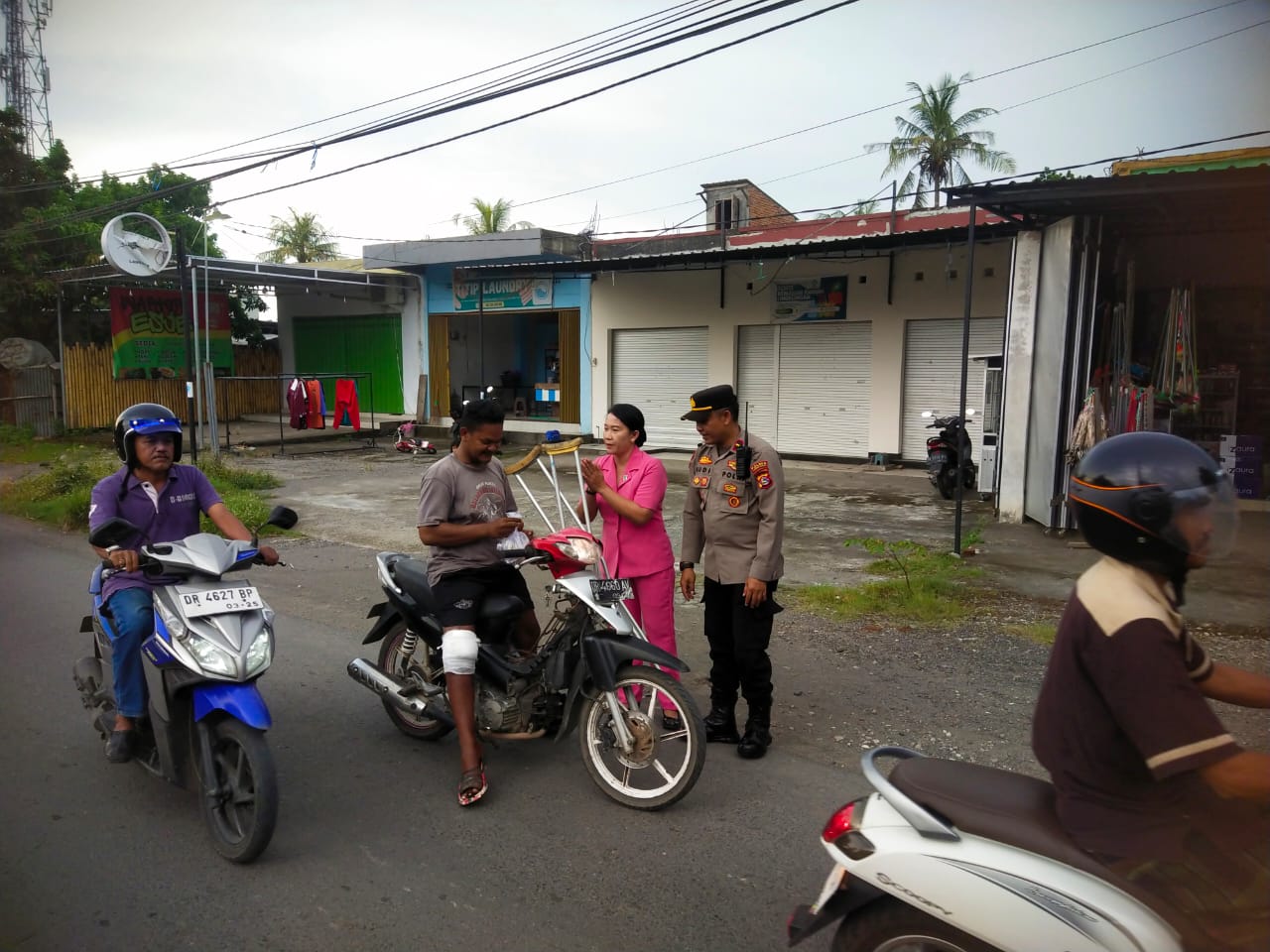 Ramadhan Berkah, Polsek Labuapi Bagikan Takjil Gratis