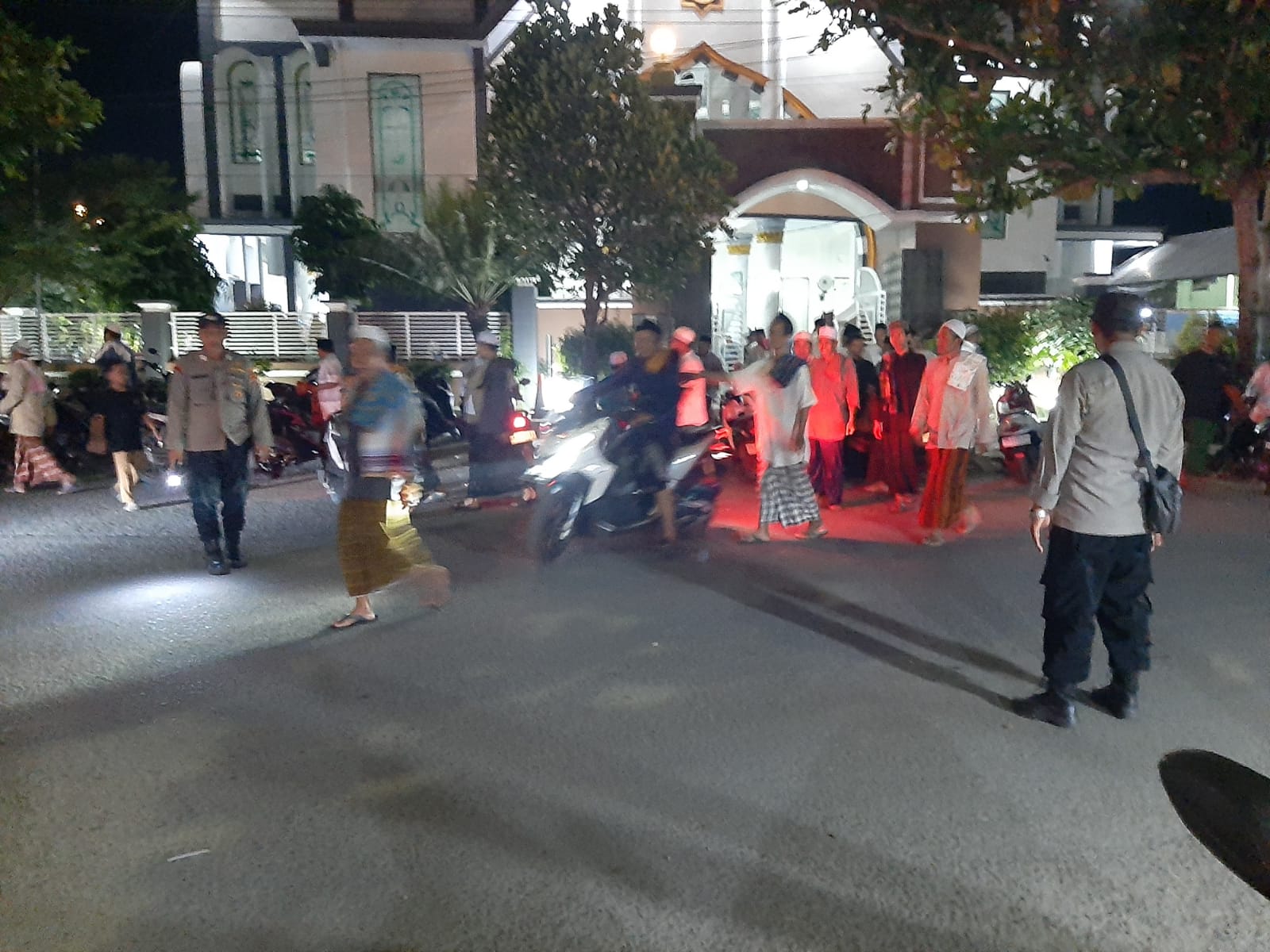 Polsek Labuapi Atur Lalu Lintas, Ibadah Ramadan Makin Nyaman