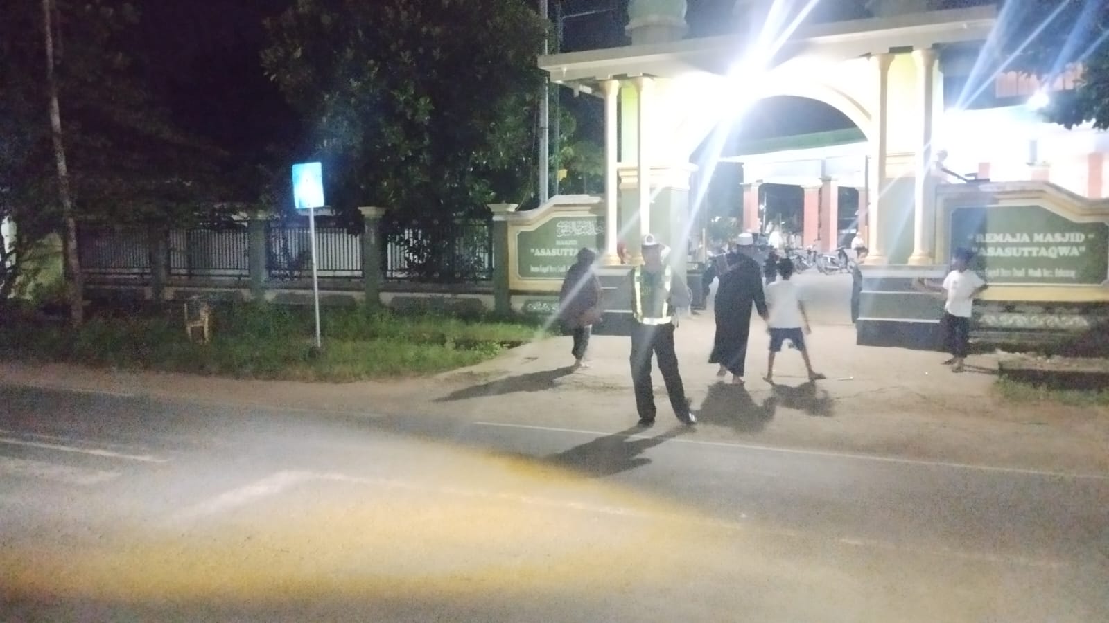 Khusyuk Beribadah, Polisi Siaga Kawal Tarawih di Sekotong