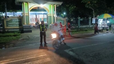 Polsek Sekotong Kawal Sholat Tarawih di Masjid Assasutaqwa