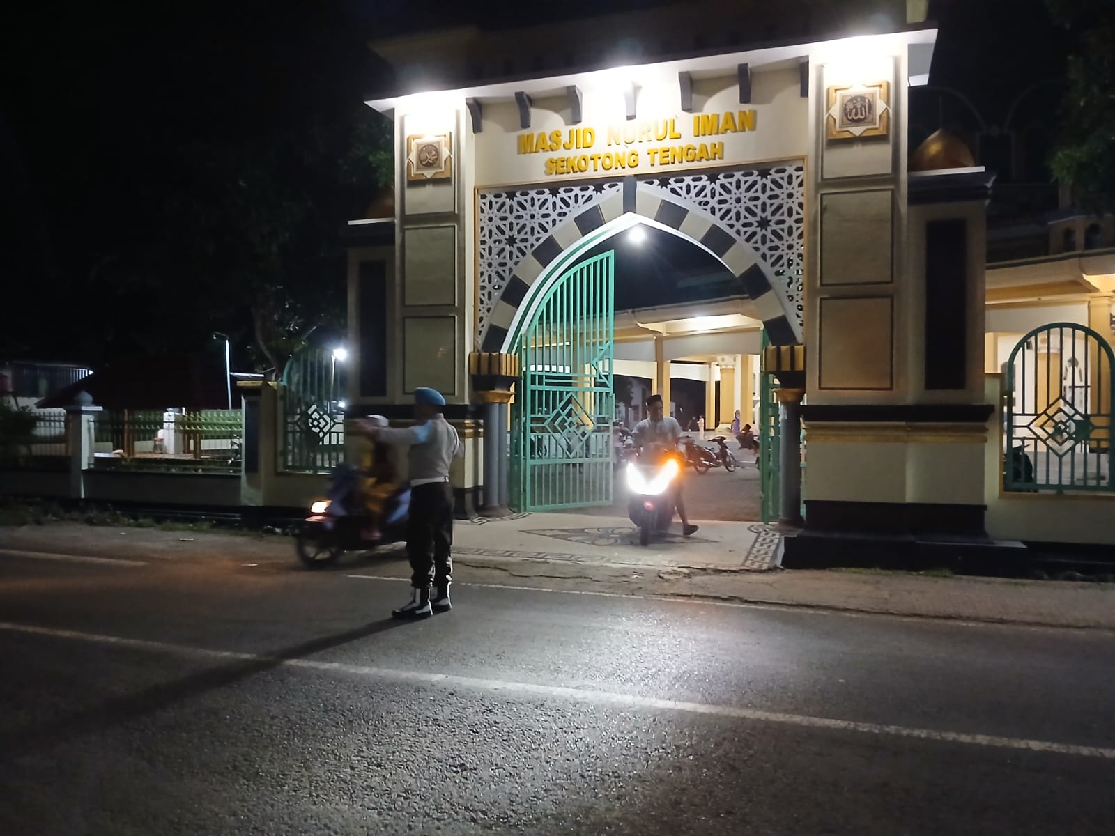 Polisi Hadir di Masjid, Sholat Tarawih di Sekotong Aman