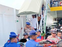 Petugas Pelabuhan Lembar Sigap Evakuasi Penumpang yang Mengalami Keguguran