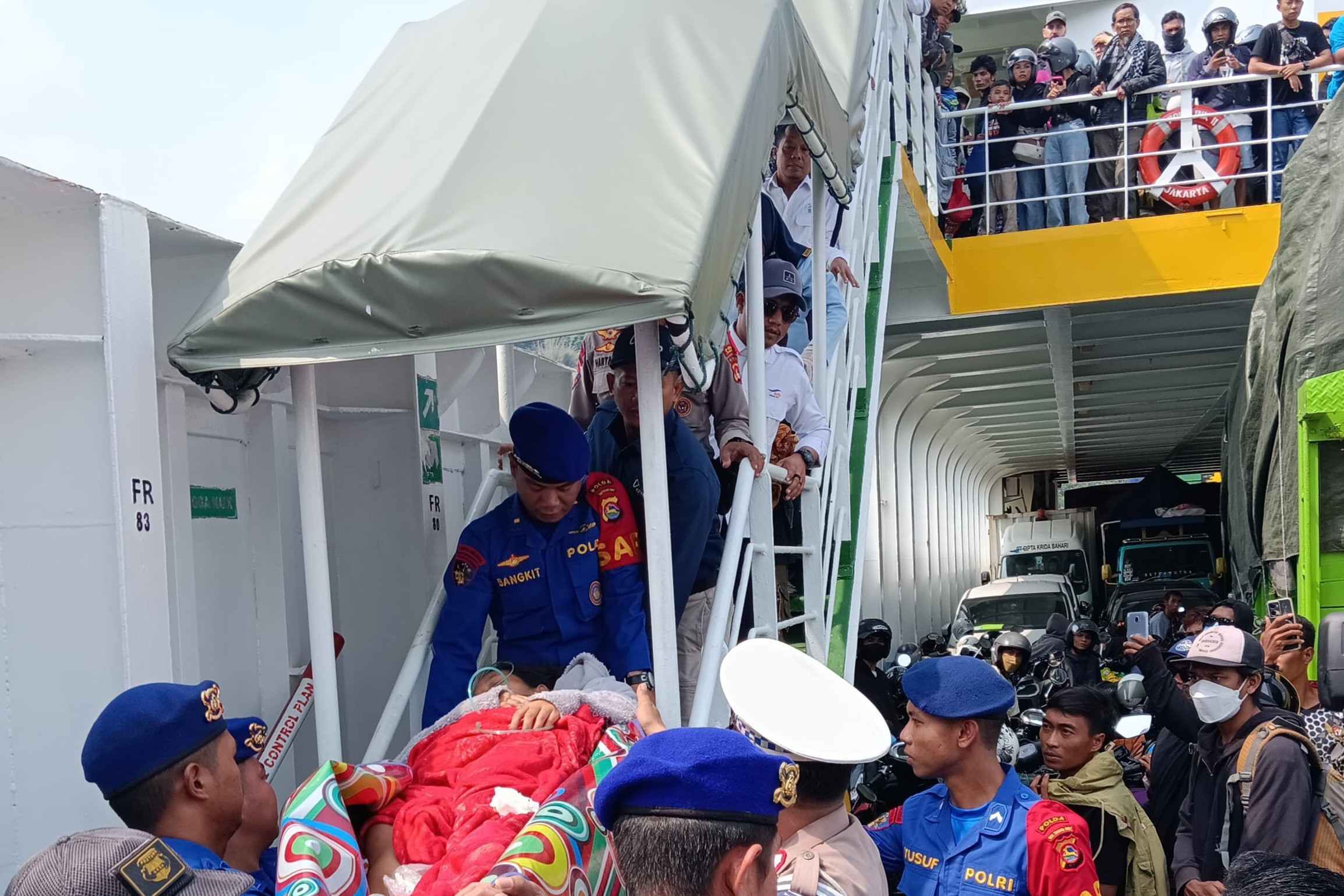 Evakuasi Darurat! Penumpang di Pelabuhan Lembar Alami Keguguran