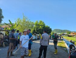 Menyambut Bulan Suci Ramadhan, Polsek Sekongkang Bersama Masyarakat Gelar Gotong Royong Bersihkan Sarana Ibadah