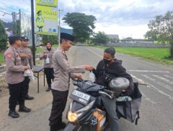 Semarak Ramadhan 1446 H, Polres Sumbawa Barat Bagikan Takjil kepada Pengguna Jalan