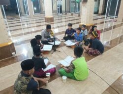 Bhabinkamtibmas Desa Kalimantong Ajak Anak-anak Cinta Al-Qur’an dengan Tadarus Bersama