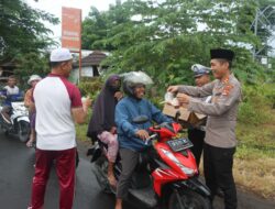 Kapolres Lombok Utara Bagi Takjil Kepada Pengguna Jalan