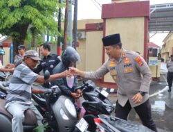 Kapolres Sumbawa Bersama Gabungan Staf Bagikan Takjil Kepada Masyarakat
